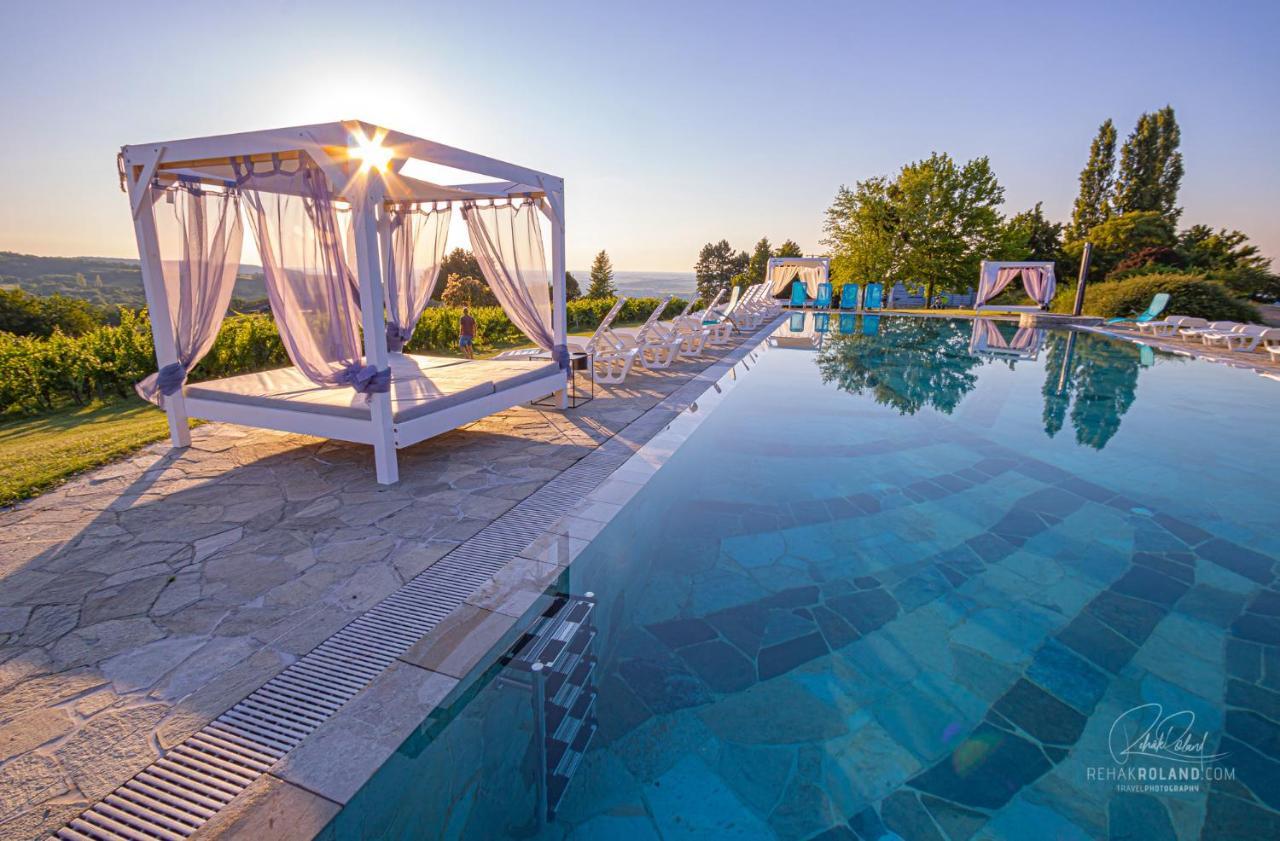 Hotel Hilltop Borbirtok&Étterem Neszmély Exterior foto