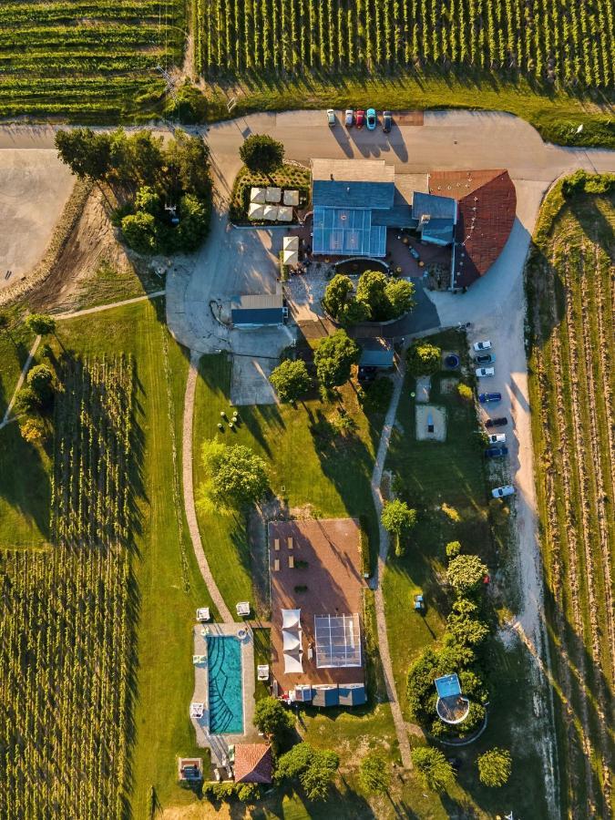 Hotel Hilltop Borbirtok&Étterem Neszmély Exterior foto